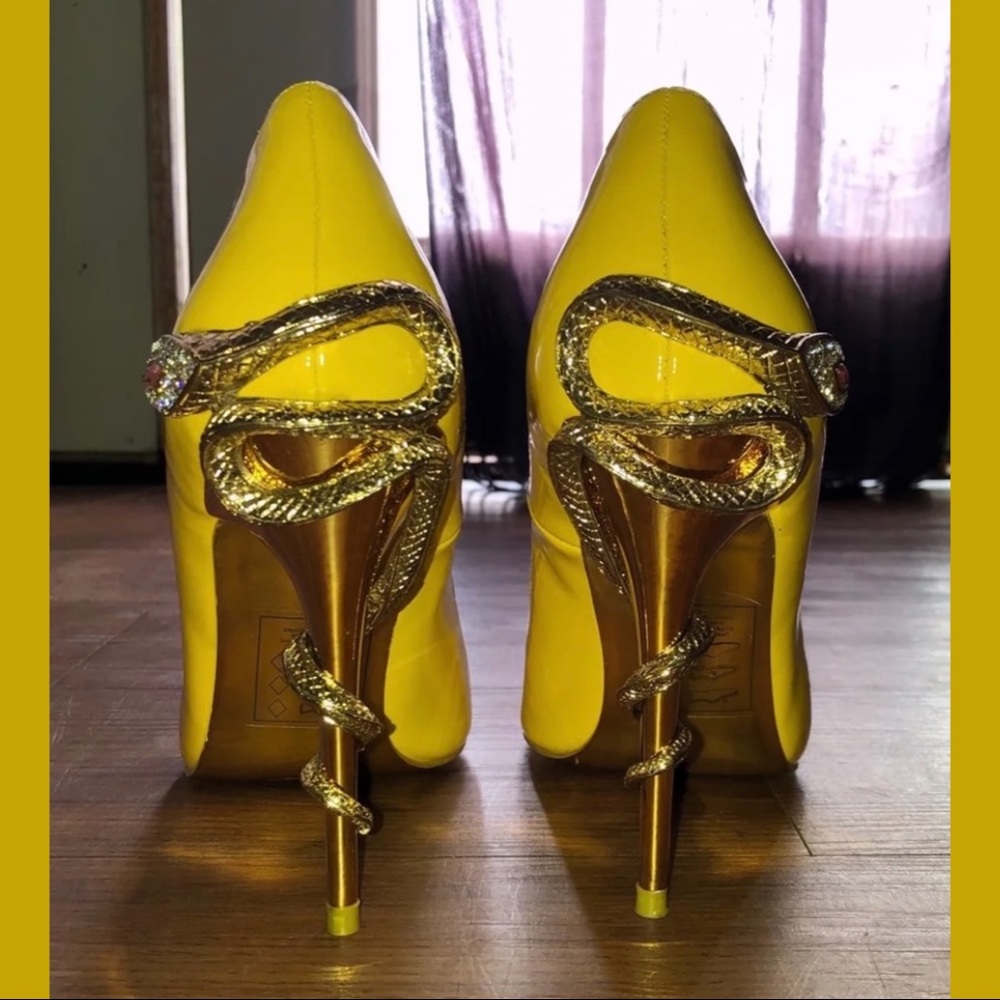 Yellow snake pumps